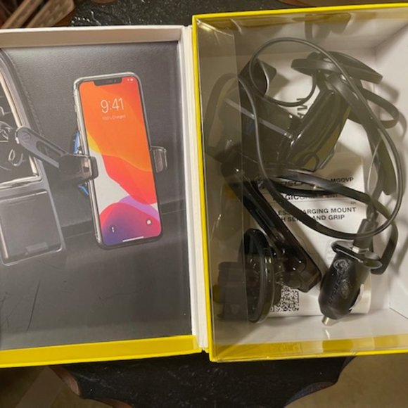 Scosche Magic Grip Vent Wireless Charging Auto Grip Mount - Picture 2 of 3